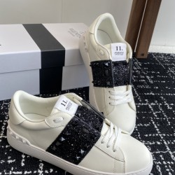 Valentino Shoes Top Quality
Women size 35-41
Men size 39-45