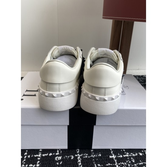 Valentino Shoes Top Quality
Women size 35-41
Men size 39-45