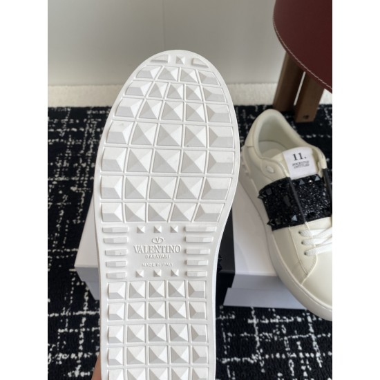 Valentino Shoes Top Quality
Women size 35-41
Men size 39-45