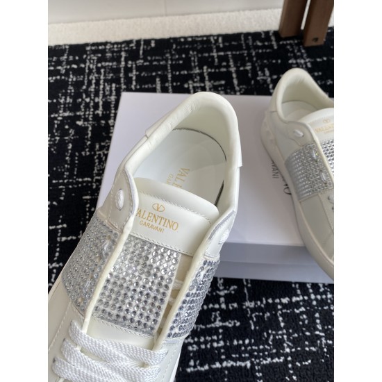 Valentino Shoes Top Quality
Women size 35-41
Men size 39-45