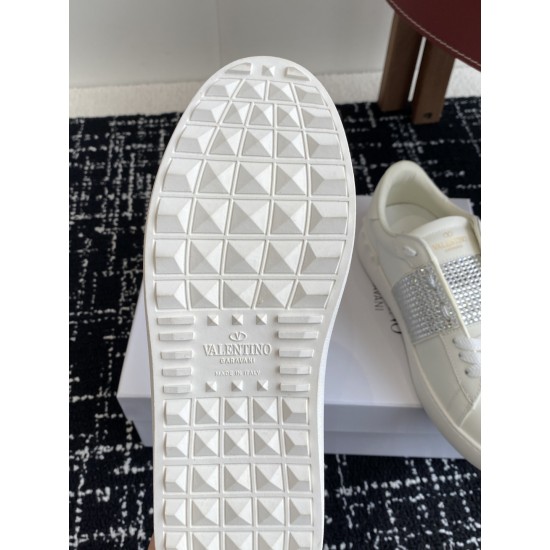 Valentino Shoes Top Quality
Women size 35-41
Men size 39-45