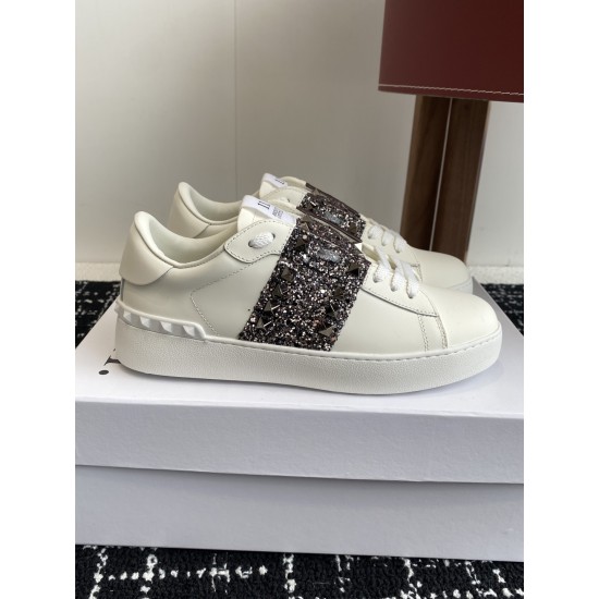 Valentino Shoes Top Quality
Women size 35-41
Men size 39-45
