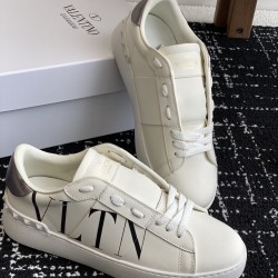 Valentino Shoes Top Quality
Women size 35-41
Men size 39-45