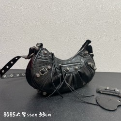 Large Balenci Le Cagole Half Crescent Armpit Bag Dumpling Bag Out of stock! 
Tribute to the classic biker bag series heavy new bomb debut la ~ in the traditional biker bag on the improvement of adjustable woven shoulder strap additional eyelets and hangin