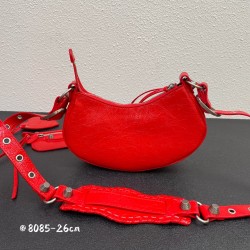 Balenci Le Cagole Half Moon Crescent Underarm Bag Dumpling Bag Shipped! 
Tribute to the classic biker bag series heavy new bomb debut la ~ in the traditional biker bag on the improvement of adjustable woven shoulder strap additional eyelets and hanging le