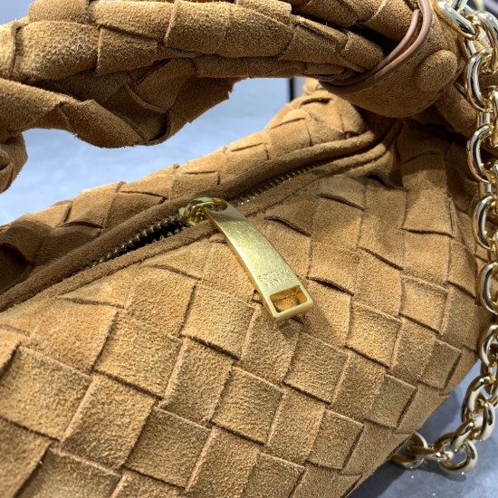 
BV ⛓️ new frosted chain jodie for fall/winter.
Bottega Venetal's Mini Jodie! is definitely one of the hottest it-bags in recent years.
Coinciding with the popular crescent-shaped moon bag makes this full, rounded handbag more popular while also innovatin