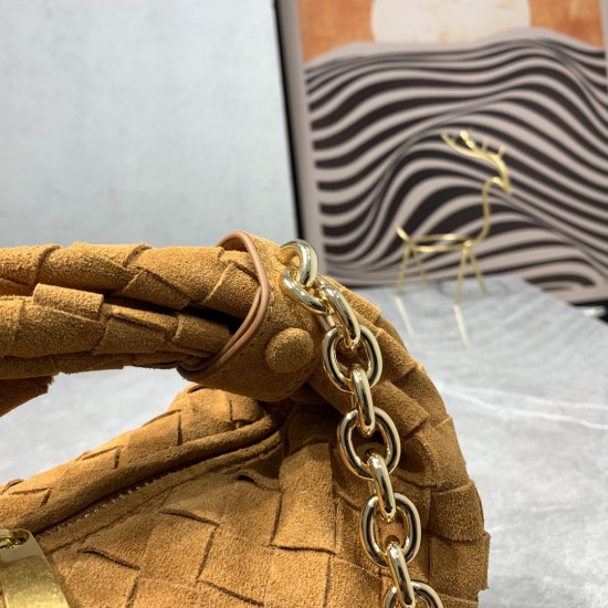 
BV ⛓️ new frosted chain jodie for fall/winter.
Bottega Venetal's Mini Jodie! is definitely one of the hottest it-bags in recent years.
Coinciding with the popular crescent-shaped moon bag makes this full, rounded handbag more popular while also innovatin