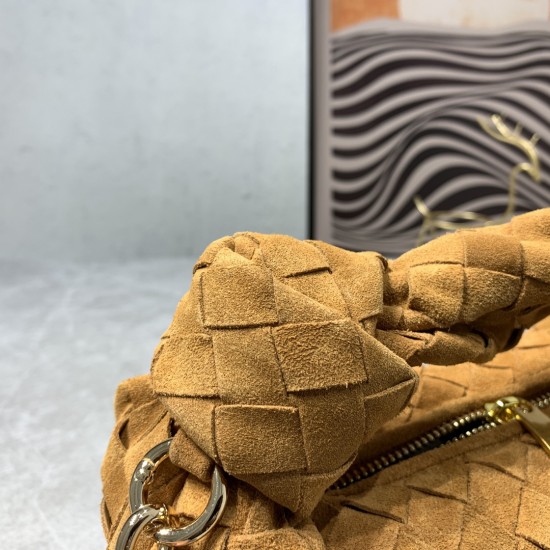 
BV ⛓️ new frosted chain jodie for fall/winter.
Bottega Venetal's Mini Jodie! is definitely one of the hottest it-bags in recent years.
Coinciding with the popular crescent-shaped moon bag makes this full, rounded handbag more popular while also innovatin