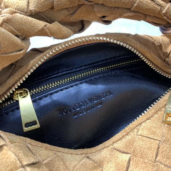 
BV ⛓️ new frosted chain jodie for fall/winter.
Bottega Venetal's Mini Jodie! is definitely one of the hottest it-bags in recent years.
Coinciding with the popular crescent-shaped moon bag makes this full, rounded handbag more popular while also innovatin