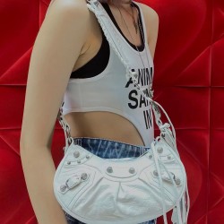 Large Balenci Le Cagole Half Crescent Armpit Bag Dumpling Bag Out of stock! 
Tribute to the classic biker bag series heavy new bomb debut la ~ in the traditional biker bag on the improvement of adjustable woven shoulder strap additional eyelets and hangin