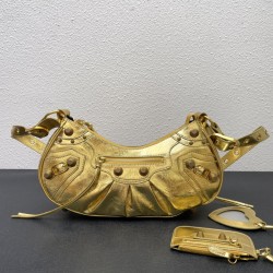 Large Balenci Le Cagole Half Crescent Armpit Bag Dumpling Bag Out of stock! 
Tribute to the classic biker bag series heavy new bomb debut la ~ in the traditional biker bag on the improvement of adjustable woven shoulder strap additional eyelets and hangin