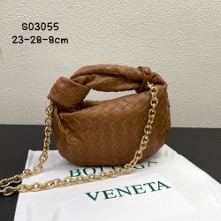 New fall/winter chain jodie ⛓️
Bottega Venetal's Mini Jodie! is definitely one of the hottest it-bags in recent years.
Coinciding with the popular crescent-shaped moon bag makes this full, rounded handbag more popular while also innovating on this popular