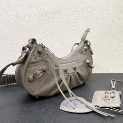 Large Balenci Le Cagole Half Crescent Armpit Bag Dumpling Bag Out of stock! 
Tribute to the classic biker bag series heavy new bomb debut la ~ in the traditional biker bag on the improvement of adjustable woven shoulder strap additional eyelets and hangin