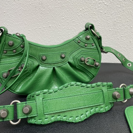 Balenci Le Cagole Half Moon Crescent Underarm Bag Dumpling Bag Shipped! 
Tribute to the classic biker bag series heavy new bomb debut la ~ in the traditional biker bag on the improvement of adjustable woven shoulder strap additional eyelets and hanging le