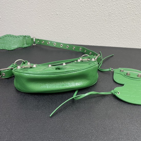 Balenci Le Cagole Half Moon Crescent Underarm Bag Dumpling Bag Shipped! 
Tribute to the classic biker bag series heavy new bomb debut la ~ in the traditional biker bag on the improvement of adjustable woven shoulder strap additional eyelets and hanging le