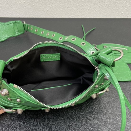 Balenci Le Cagole Half Moon Crescent Underarm Bag Dumpling Bag Shipped! 
Tribute to the classic biker bag series heavy new bomb debut la ~ in the traditional biker bag on the improvement of adjustable woven shoulder strap additional eyelets and hanging le