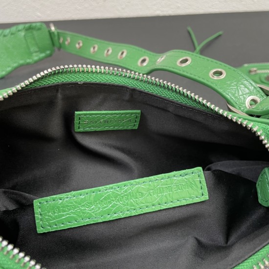 Balenci Le Cagole Half Moon Crescent Underarm Bag Dumpling Bag Shipped! 
Tribute to the classic biker bag series heavy new bomb debut la ~ in the traditional biker bag on the improvement of adjustable woven shoulder strap additional eyelets and hanging le