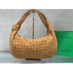 
New frosted chain jodie for fall/winter.
Bottega Venetal's Mini Jodie! is definitely one of the hottest it-bags in recent years.
Coinciding with the popular crescent-shaped moon bag makes this full, rounded handbag more popular while also innovating on t