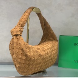 
New frosted chain jodie for fall/winter.
Bottega Venetal's Mini Jodie! is definitely one of the hottest it-bags in recent years.
Coinciding with the popular crescent-shaped moon bag makes this full, rounded handbag more popular while also innovating on t