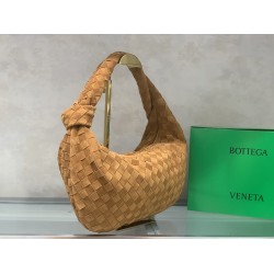 
New frosted chain jodie for fall/winter.
Bottega Venetal's Mini Jodie! is definitely one of the hottest it-bags in recent years.
Coinciding with the popular crescent-shaped moon bag makes this full, rounded handbag more popular while also innovating on t