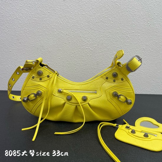 Large Balenci Le Cagole Half Crescent Armpit Bag Dumpling Bag Out of stock! 
Tribute to the classic biker bag series heavy new bomb debut la ~ in the traditional biker bag on the improvement of adjustable woven shoulder strap additional eyelets and hangin