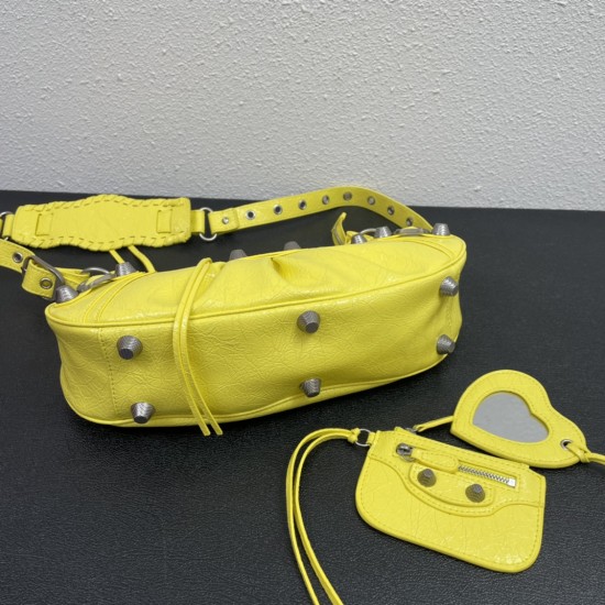 Large Balenci Le Cagole Half Crescent Armpit Bag Dumpling Bag Out of stock! 
Tribute to the classic biker bag series heavy new bomb debut la ~ in the traditional biker bag on the improvement of adjustable woven shoulder strap additional eyelets and hangin