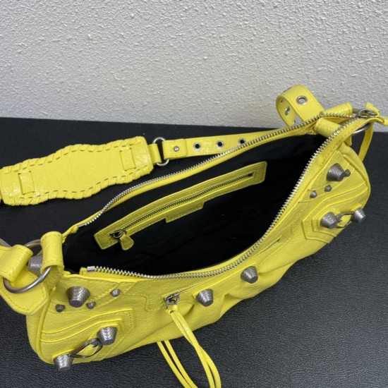 Large Balenci Le Cagole Half Crescent Armpit Bag Dumpling Bag Out of stock! 
Tribute to the classic biker bag series heavy new bomb debut la ~ in the traditional biker bag on the improvement of adjustable woven shoulder strap additional eyelets and hangin