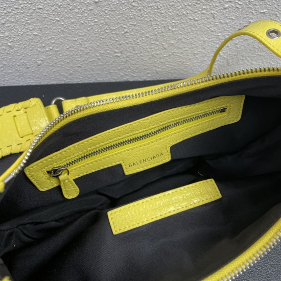 Large Balenci Le Cagole Half Crescent Armpit Bag Dumpling Bag Out of stock! 
Tribute to the classic biker bag series heavy new bomb debut la ~ in the traditional biker bag on the improvement of adjustable woven shoulder strap additional eyelets and hangin