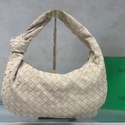 
New frosted chain jodie for fall/winter.
Bottega Venetal's Mini Jodie! is definitely one of the hottest it-bags in recent years.
Coinciding with the popular crescent-shaped moon bag makes this full, rounded handbag more popular while also innovating on t