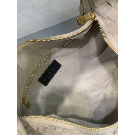 
New frosted chain jodie for fall/winter.
Bottega Venetal's Mini Jodie! is definitely one of the hottest it-bags in recent years.
Coinciding with the popular crescent-shaped moon bag makes this full, rounded handbag more popular while also innovating on t