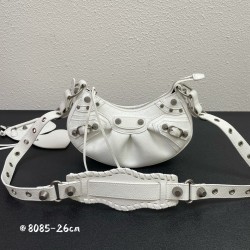 Small Balenci Le Cagole Half Crescent Armpit Bag Dumpling Bag Out of stock! 
Tribute to the classic biker bag series heavy new bomb debut la ~ in the traditional biker bag improved adjustable woven shoulder strap additional eyelets and hanging leather car