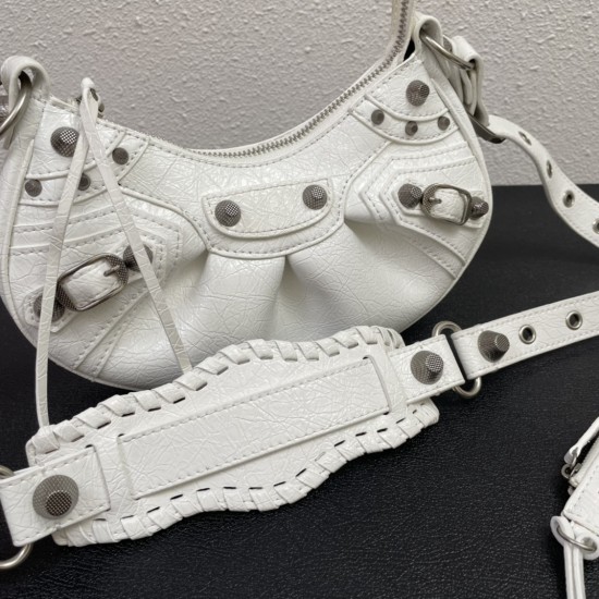 Small Balenci Le Cagole Half Crescent Armpit Bag Dumpling Bag Out of stock! 
Tribute to the classic biker bag series heavy new bomb debut la ~ in the traditional biker bag improved adjustable woven shoulder strap additional eyelets and hanging leather car