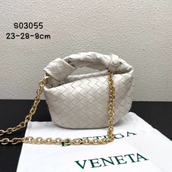 New fall/winter chain jodie ⛓️
Bottega Venetal's Mini Jodie! is definitely one of the hottest it-bags in recent years.
Coinciding with the popular crescent-shaped moon bag makes this full, rounded handbag more popular while also innovating on this popular
