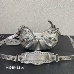 Balenci Le Cagole Half Moon Crescent Underarm Bag Dumpling Bag Shipped! 
Tribute to the classic biker bag series heavy new bomb debut la ~ in the traditional biker bag on the improvement of adjustable woven shoulder strap additional eyelets and hanging le