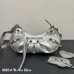 Large Balenci Le Cagole Half Crescent Armpit Bag Dumpling Bag Out of stock! 
Tribute to the classic biker bag series heavy new bomb debut la ~ in the traditional biker bag on the improvement of adjustable woven shoulder strap additional eyelets and hangin