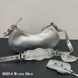 Large Balenci Le Cagole Half Crescent Armpit Bag Dumpling Bag Out of stock! 
Tribute to the classic biker bag series heavy new bomb debut la ~ in the traditional biker bag on the improvement of adjustable woven shoulder strap additional eyelets and hangin