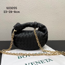 340, BV⛓️ new chain jodie for fall/winter.
Bottega Venetal's Mini Jodie! is definitely one of the hottest it-bags in recent years.
Coinciding with the popular crescent-shaped crescent moon bag makes this full and rounded handbag more popular at the same t