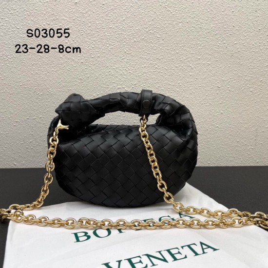 340, BV⛓️ new chain jodie for fall/winter.
Bottega Venetal's Mini Jodie! is definitely one of the hottest it-bags in recent years.
Coinciding with the popular crescent-shaped crescent moon bag makes this full and rounded handbag more popular at the same t