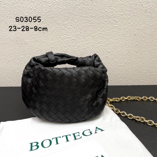 340, BV⛓️ new chain jodie for fall/winter.
Bottega Venetal's Mini Jodie! is definitely one of the hottest it-bags in recent years.
Coinciding with the popular crescent-shaped crescent moon bag makes this full and rounded handbag more popular at the same t