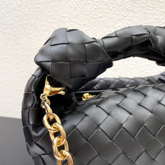 340, BV⛓️ new chain jodie for fall/winter.
Bottega Venetal's Mini Jodie! is definitely one of the hottest it-bags in recent years.
Coinciding with the popular crescent-shaped crescent moon bag makes this full and rounded handbag more popular at the same t