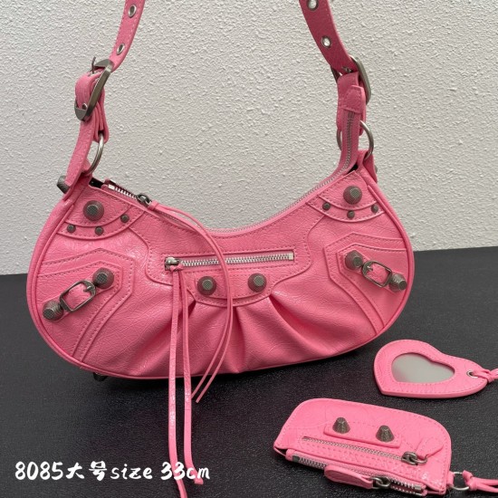 Balenci Le Cagole Half Moon Crescent Underarm Bag Dumpling Bag Shipped! 
Tribute to the classic biker bag series new heavy bomb debut la ~ in the traditional biker bag on the improvement of adjustable woven shoulder strap additional eyelets and hanging le