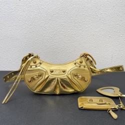 Balenci Le Cagole Half Moon Crescent Underarm Bag Dumpling Bag Shipped! 
Tribute to the classic biker bag series heavy new bomb debut la ~ in the traditional biker bag on the improvement of adjustable woven shoulder strap additional eyelets and hanging le