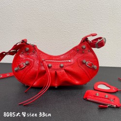 Large Balenci Le Cagole Half Crescent Armpit Bag Dumpling Bag Out of stock! 
Tribute to the classic biker bag series heavy new bomb debut la ~ in the traditional biker bag on the improvement of adjustable woven shoulder strap additional eyelets and hangin