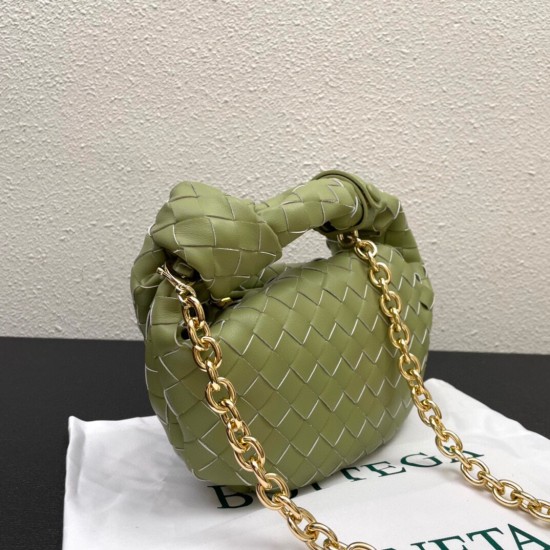 New fall/winter chain jodie ⛓️
Bottega Venetal's Mini Jodie! is definitely one of the hottest it-bags in recent years.
Coinciding with the popular crescent-shaped moon bag makes this full, rounded handbag more popular while also innovating on this popular