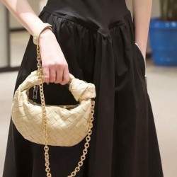 New fall/winter chain jodie ⛓️
Bottega Venetal's Mini Jodie! is definitely one of the hottest it-bags in recent years.
Coinciding with the popular crescent-shaped moon bag makes this full, rounded handbag more popular while also innovating on this popular