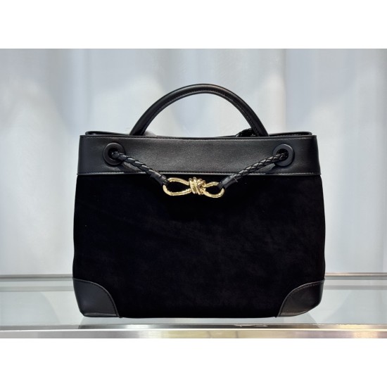 BV New Andiamo Tote Bag Intrecciato woven leather with sliding crossbody strap Interior compartments including 1 zipper pocket and 2 open pockets . The most practical bag of the season Extra large interior capacity! The overall design is not too much just