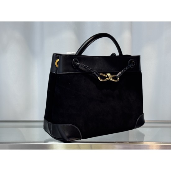 BV New Andiamo Tote Bag Intrecciato woven leather with sliding crossbody strap Interior compartments including 1 zipper pocket and 2 open pockets . The most practical bag of the season Extra large interior capacity! The overall design is not too much just