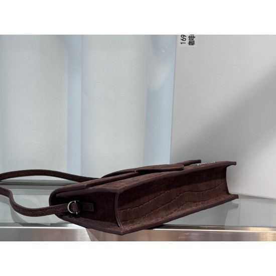 
Frosted crocodile pattern on the ins really fire explosion of niche brands and new explosive models.
Design of the new bag type also added suede material more suitable for the texture of autumn and winter can be turned into a handbag in seconds impeccabl