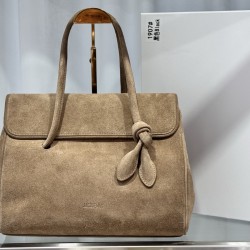 Jacquemux Collection Head-brushed cowhide From the shape and design to the internal structure, the bag is a bit of Row in Row air There is a heartwarming 