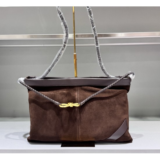 BV Brushed Patchwork Leather Reversible Large
Model No.: Large: 99088
         Small: 99091#
Large size: 47*37cm
Small size: 40x35cm
Material：Frosted Patchwork Leather